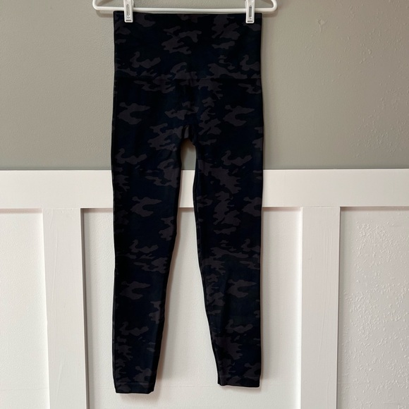 SPANX Look At Me Now Leggings in Black Camo - Picture 6 of 7
